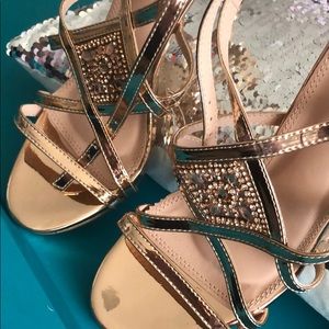 NWT - Gorgeous Rose Gold Rhinestone Studded heels